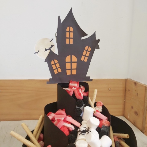 Tarta de Chuches castillo encantado - Imagen 2